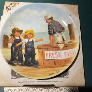 Collector plate “fish story” plate number J13889 by Edwin Knowles